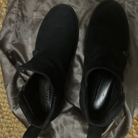 Ecco Black Suede Zipper Bootie, Women's size 8-8.5/EUR 39 - Picture 6 of 6